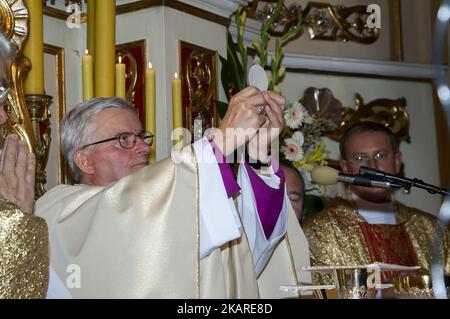 Ostrzeszów, Polska, Polen, Polen; Bischof Teofil Wilski feiert die Heilige Messe; Bischof zelebriert die Heilige Messe; obispo celebra la Santa Misa Stockfoto