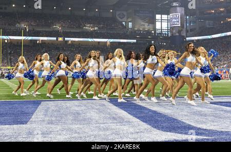 Cheerleader der Detroit Lions treten während der ersten Hälfte eines NFL-Fußballspiels gegen die Atlanta Falcons am 24. September 2017 in Detroit, Michigan, auf. (Foto von Jorge Lemus/NurPhoto) Stockfoto