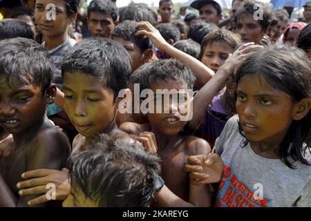 Die Kinder des Rohingya-Flüchtlings warten in einer Warteschlange im Balukhali-Flüchtlingslager in Ukhiya, cox’s Bazar, 25. September 2017. Nach Angaben der Vereinten Nationen sind in den letzten einem Monat mehr als 436.000 Rohingya-Flüchtlinge aus Myanmar vor Gewalt geflohen, wobei die meisten versuchten, die Grenze zu überqueren und Bangladesch zu erreichen. Internationale Organisationen haben Behauptungen über Menschenrechtsverletzungen und summarische Hinrichtungen gemeldet, die angeblich von der Armee von Myanmar durchgeführt wurden. (Foto von KM Asad/NurPhoto) Stockfoto