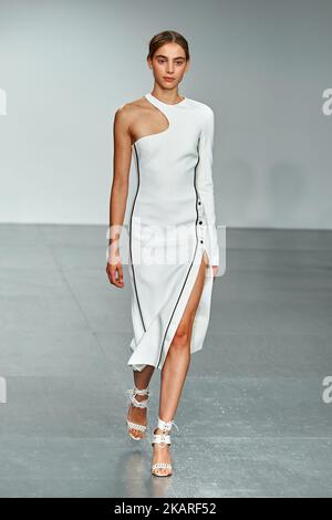 Ein Modellspaziergang mit David Koma SS18 während der London Fashion Week, am 19. September 2017 in London. (Foto von Karyn Louise/NurPhoto) Stockfoto