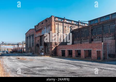 Alte, verrostete Gebäude in der Porzellanfabrik (Fabryka Porcelany) in Katowice, Schlesien, Polen. Industriearchitektur aus dem XIX XX Jahrhundert. Stockfoto