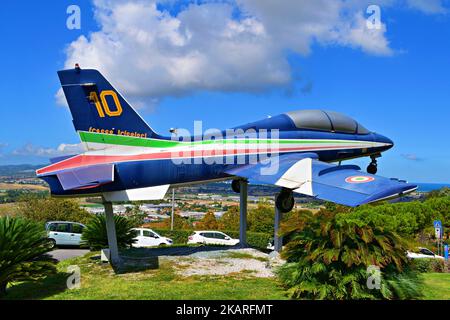 Altes Militärflugzeug der italienischen Frecce Tricolori an Aermacchi MB-339 PAN in Loreto in der Stadt Ancona, Italien Stockfoto