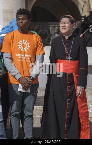 Papst Franziskus trifft eine Gruppe von Migranten während seiner wöchentlichen Generalaudienz am 27. September 2017 auf dem Petersplatz in der Vatikanstadt. Papst Franziskus lanciert eine 2-jährige globale Kampagne der Caritas Internationalis zum Thema Migration mit dem Titel „Share the Journey“, um die Stärkung der Beziehungen zwischen Migranten, Flüchtlingen und Gemeinschaften zu fördern. (Foto: Giuseppe Ciccia/NurPhoto) Stockfoto