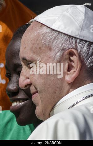 Papst Franziskus trifft eine Gruppe von Migranten während seiner wöchentlichen Generalaudienz am 27. September 2017 auf dem Petersplatz in der Vatikanstadt. Papst Franziskus lanciert eine 2-jährige globale Kampagne der Caritas Internationalis zum Thema Migration mit dem Titel „Share the Journey“, um die Stärkung der Beziehungen zwischen Migranten, Flüchtlingen und Gemeinschaften zu fördern. (Foto: Giuseppe Ciccia/NurPhoto) Stockfoto