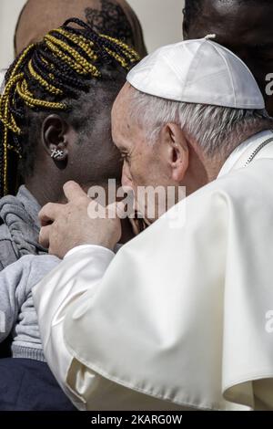 Papst Franziskus trifft eine Gruppe von Migranten während seiner wöchentlichen Generalaudienz am 27. September 2017 auf dem Petersplatz in der Vatikanstadt. Papst Franziskus lanciert eine 2-jährige globale Kampagne der Caritas Internationalis zum Thema Migration mit dem Titel „Share the Journey“, um die Stärkung der Beziehungen zwischen Migranten, Flüchtlingen und Gemeinschaften zu fördern. (Foto: Giuseppe Ciccia/NurPhoto) Stockfoto