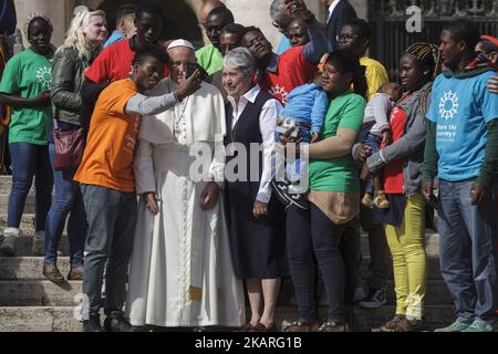 Papst Franziskus trifft eine Gruppe von Migranten während seiner wöchentlichen Generalaudienz am 27. September 2017 auf dem Petersplatz in der Vatikanstadt. Papst Franziskus lanciert eine 2-jährige globale Kampagne der Caritas Internationalis zum Thema Migration mit dem Titel „Share the Journey“, um die Stärkung der Beziehungen zwischen Migranten, Flüchtlingen und Gemeinschaften zu fördern. (Foto: Giuseppe Ciccia/NurPhoto) Stockfoto