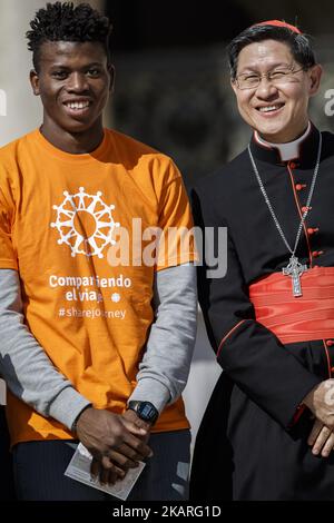 Papst Franziskus trifft eine Gruppe von Migranten während seiner wöchentlichen Generalaudienz am 27. September 2017 auf dem Petersplatz in der Vatikanstadt. Papst Franziskus lanciert eine 2-jährige globale Kampagne der Caritas Internationalis zum Thema Migration mit dem Titel „Share the Journey“, um die Stärkung der Beziehungen zwischen Migranten, Flüchtlingen und Gemeinschaften zu fördern. (Foto: Giuseppe Ciccia/NurPhoto) Stockfoto