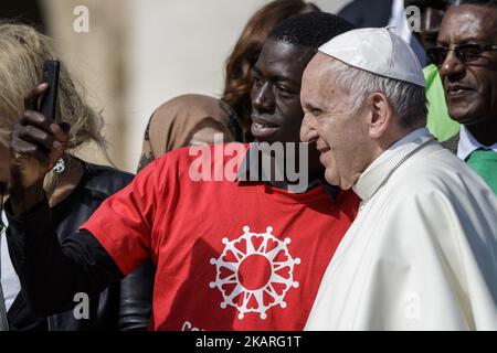 Papst Franziskus trifft eine Gruppe von Migranten während seiner wöchentlichen Generalaudienz am 27. September 2017 auf dem Petersplatz in der Vatikanstadt. Papst Franziskus lanciert eine 2-jährige globale Kampagne der Caritas Internationalis zum Thema Migration mit dem Titel „Share the Journey“, um die Stärkung der Beziehungen zwischen Migranten, Flüchtlingen und Gemeinschaften zu fördern. (Foto: Giuseppe Ciccia/NurPhoto) Stockfoto