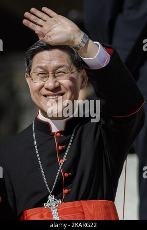 Papst Franziskus trifft eine Gruppe von Migranten während seiner wöchentlichen Generalaudienz am 27. September 2017 auf dem Petersplatz in der Vatikanstadt. Papst Franziskus lanciert eine 2-jährige globale Kampagne der Caritas Internationalis zum Thema Migration mit dem Titel „Share the Journey“, um die Stärkung der Beziehungen zwischen Migranten, Flüchtlingen und Gemeinschaften zu fördern. (Foto: Giuseppe Ciccia/NurPhoto) Stockfoto