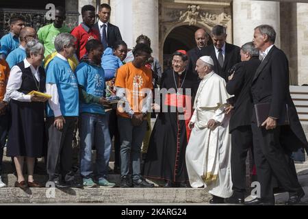 Papst Franziskus trifft eine Gruppe von Migranten während seiner wöchentlichen Generalaudienz am 27. September 2017 auf dem Petersplatz in der Vatikanstadt. Papst Franziskus lanciert eine 2-jährige globale Kampagne der Caritas Internationalis zum Thema Migration mit dem Titel „Share the Journey“, um die Stärkung der Beziehungen zwischen Migranten, Flüchtlingen und Gemeinschaften zu fördern. (Foto: Giuseppe Ciccia/NurPhoto) Stockfoto