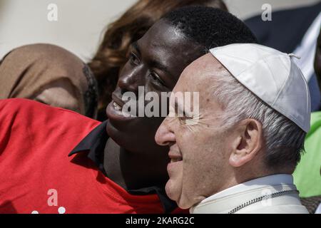 Papst Franziskus trifft eine Gruppe von Migranten während seiner wöchentlichen Generalaudienz am 27. September 2017 auf dem Petersplatz in der Vatikanstadt. Papst Franziskus lanciert eine 2-jährige globale Kampagne der Caritas Internationalis zum Thema Migration mit dem Titel „Share the Journey“, um die Stärkung der Beziehungen zwischen Migranten, Flüchtlingen und Gemeinschaften zu fördern. (Foto: Giuseppe Ciccia/NurPhoto) Stockfoto