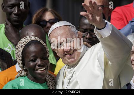 Papst Franziskus trifft eine Gruppe von Migranten während seiner wöchentlichen Generalaudienz am 27. September 2017 auf dem Petersplatz in der Vatikanstadt. Papst Franziskus lanciert eine 2-jährige globale Kampagne der Caritas Internationalis zum Thema Migration mit dem Titel „Share the Journey“, um die Stärkung der Beziehungen zwischen Migranten, Flüchtlingen und Gemeinschaften zu fördern. (Foto: Giuseppe Ciccia/NurPhoto) Stockfoto