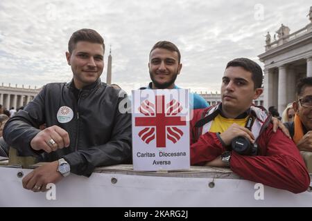 Papst Franziskus trifft eine Gruppe von Migranten während seiner wöchentlichen Generalaudienz am 27. September 2017 auf dem Petersplatz in der Vatikanstadt. Papst Franziskus lanciert eine 2-jährige globale Kampagne der Caritas Internationalis zum Thema Migration mit dem Titel „Share the Journey“, um die Stärkung der Beziehungen zwischen Migranten, Flüchtlingen und Gemeinschaften zu fördern. (Foto: Giuseppe Ciccia/NurPhoto) Stockfoto