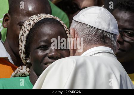 Papst Franziskus trifft eine Gruppe von Migranten während seiner wöchentlichen Generalaudienz am 27. September 2017 auf dem Petersplatz in der Vatikanstadt. Papst Franziskus lanciert eine 2-jährige globale Kampagne der Caritas Internationalis zum Thema Migration mit dem Titel „Share the Journey“, um die Stärkung der Beziehungen zwischen Migranten, Flüchtlingen und Gemeinschaften zu fördern. (Foto: Giuseppe Ciccia/NurPhoto) Stockfoto