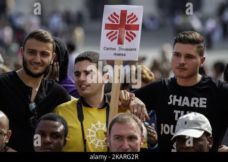 Papst Franziskus trifft eine Gruppe von Migranten während seiner wöchentlichen Generalaudienz am 27. September 2017 auf dem Petersplatz in der Vatikanstadt. Papst Franziskus lanciert eine 2-jährige globale Kampagne der Caritas Internationalis zum Thema Migration mit dem Titel „Share the Journey“, um die Stärkung der Beziehungen zwischen Migranten, Flüchtlingen und Gemeinschaften zu fördern. (Foto: Giuseppe Ciccia/NurPhoto) Stockfoto
