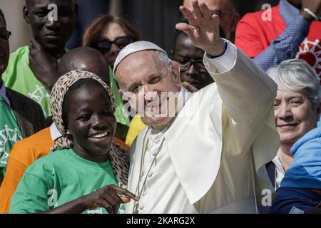 Papst Franziskus trifft eine Gruppe von Migranten während seiner wöchentlichen Generalaudienz am 27. September 2017 auf dem Petersplatz in der Vatikanstadt. Papst Franziskus lanciert eine 2-jährige globale Kampagne der Caritas Internationalis zum Thema Migration mit dem Titel „Share the Journey“, um die Stärkung der Beziehungen zwischen Migranten, Flüchtlingen und Gemeinschaften zu fördern. (Foto: Giuseppe Ciccia/NurPhoto) Stockfoto