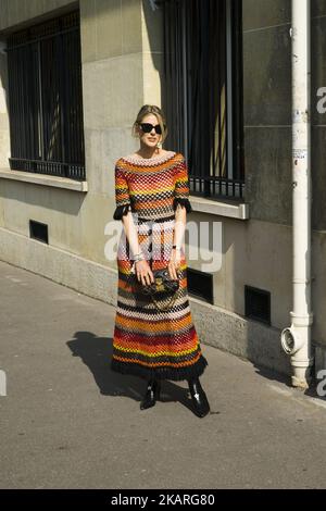 Sofie Valkiers trägt am 26. September 2017 in Paris, Frankreich, ein gestreiftes Kleid, das außerhalb von Dior während der Pariser Fashion Week Spring/Summer 2018 zu sehen ist. (Foto von Nataliya Petrova/NurPhoto) Stockfoto