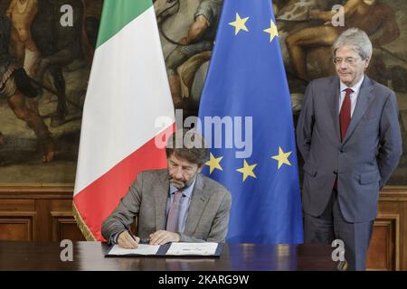 Dario Franceschini, Minister für Kulturerbe, Aktivitäten und Tourismus, unterzeichnet am 26. September 2017 im Palazzo Chigi in Rom, Italien, das Abkommen über die institutionelle Entwicklung der Kulturhauptstadt Mdera 2019. (Foto: Giuseppe Ciccia/NurPhoto) Stockfoto