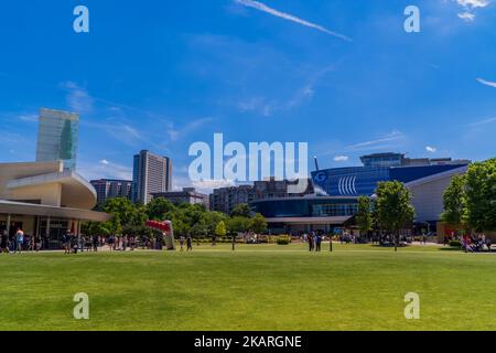 Eine wunderschöne Aufnahme aus einem Park der World of Coca-Cola und des Georgia Aquariums in Atlanta, USA Stockfoto