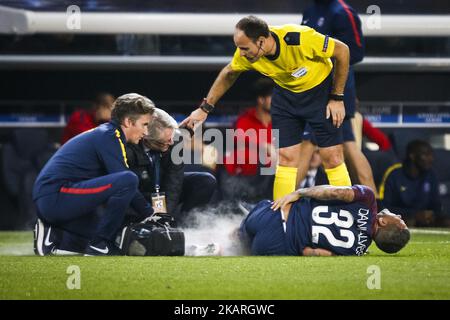 Der brasilianische Verteidiger Dani Alves (R) von Paris Saint-Germain wird während des Fußballspiels der UEFA Champions League zwischen Paris Saint-Germain und Bayern München am 27. September 2017 im Stadion Parc des Princes in Paris behandelt. (Foto von Geoffroy Van der Hasselt/NurPhoto) Stockfoto