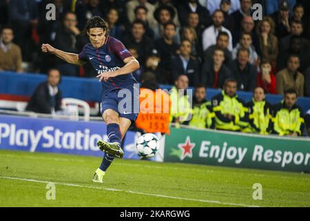 Der uruguayische Stürmer Edinson Cavani von Paris Saint-Germain schießt den Ball während des Fußballspiels der UEFA Champions League zwischen Paris Saint-Germain und Bayern München am 27. September 2017 im Stadion Parc des Princes in Paris. (Foto von Geoffroy Van der Hasselt/NurPhoto) Stockfoto