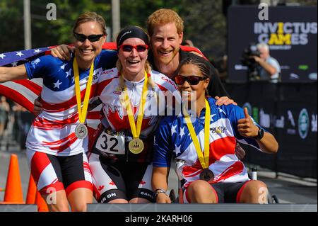 Prince Harry posiert mit der Medaillengewinnerin im Women's Recumbent Bike IRECB1 Zeitfahren, der (L-R)-Silbermedaillengewinnerin Amy Dotson aus den Vereinigten Staaten, Goldmedaillengewinnerin Julie Marcotte aus Kanada und Bronzemedaillengewinnerin Gabby Graves-Wake aus den Vereinigten Staaten beim Radfahrzeitfahren bei den Invictus Games im High Park in Toronto, Ontario, 26. September 2017. Die ersten Invictus-Spiele, die auf den Paralympischen Spielen basieren, fanden im September 2014 in London statt. Sie wurden von Prinz Harry, der bei der britischen Armee in Afghanistan diente, ins Leben gerufen. (Foto von Anatoliy Tscherkasov/NurPhoto) Stockfoto