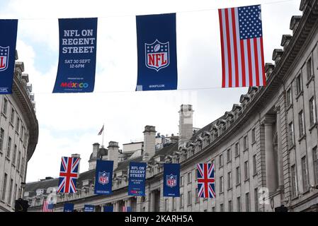 NFL-Standards, US- und Union-Flaggen sind in der Regent Street im Rahmen der Feierlichkeiten zu den amerikanischen Fußballspielen im Vereinigten Königreich, London, am 28. September 2017 abgebildet. (Foto von Alberto Pezzali/NurPhoto) Stockfoto