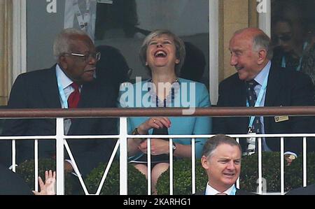 Premierministerin Theresa May mit Sir Trevor McDonald beim 4. Royal London One Day International Series Spiel zwischen England und Westindien am 27. September 2017 im Kia Oval, London (Foto: Kieran Galvin/NurPhoto) Stockfoto