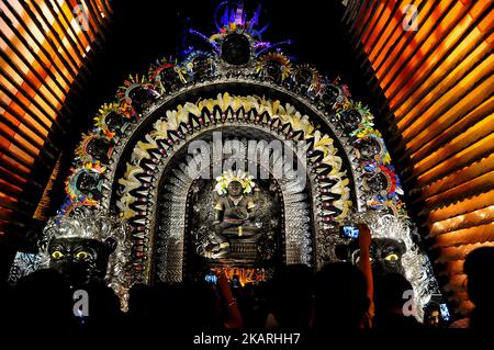 Ein indischer Anhänger spaziert am 27. September 2017 in Kalkutta in einem „Pandal“, einem temporären Gotteshaus, und benutzt Vesikelreifen. Das fünftägige Durga-Puja-Fest erinnert an die Erschießung des Dämonenkönigs Mahishasur durch die Göttin Durga, die den Triumph des Guten über das Böse markiert. (Foto von Debajyoti Chakraborty/NurPhoto) Stockfoto