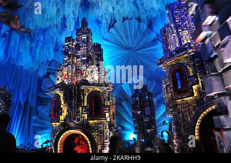 Ein indischer Künstler verleiht dem „Pandal“, einem temporären Gotteshaus, für das „Durga Puja“-Festival am 27. September 2017 in Kalkutta den letzten Schliff. Das fünftägige Durga-Puja-Fest erinnert an die Erschießung des Dämonenkönigs Mahishasur durch die Göttin Durga, die den Triumph des Guten über das Böse markiert. (Foto von Debajyoti Chakraborty/NurPhoto) Stockfoto