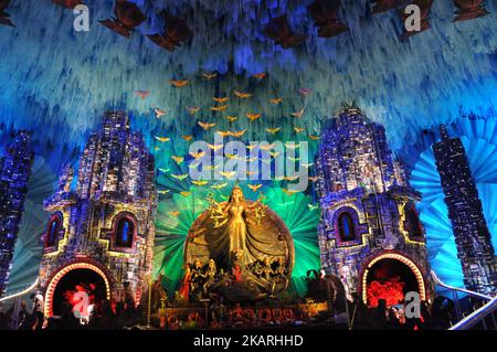 Ein indischer Künstler verleiht dem „Pandal“, einem temporären Gotteshaus, für das „Durga Puja“-Festival am 27. September 2017 in Kalkutta den letzten Schliff. Das fünftägige Durga-Puja-Fest erinnert an die Erschießung des Dämonenkönigs Mahishasur durch die Göttin Durga, die den Triumph des Guten über das Böse markiert. (Foto von Debajyoti Chakraborty/NurPhoto) Stockfoto
