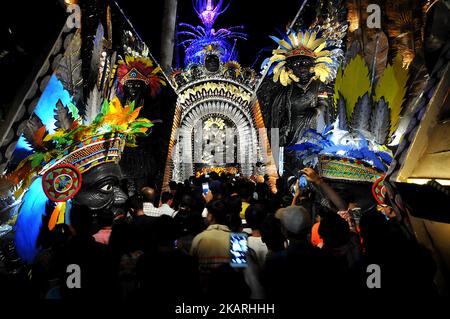 Ein indischer Anhänger spaziert am 27. September 2017 in Kalkutta in einem „Pandal“, einem temporären Gotteshaus, und benutzt Vesikelreifen. Das fünftägige Durga-Puja-Fest erinnert an die Erschießung des Dämonenkönigs Mahishasur durch die Göttin Durga, die den Triumph des Guten über das Böse markiert. (Foto von Debajyoti Chakraborty/NurPhoto) Stockfoto