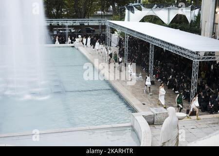 Models präsentieren die Kreationen von Rick Owens während der Frühjahr/Sommer Ready-to-Wear Kollektion Fashion Show 2018 in Paris am 28. September 2017. (Foto von Nataliya Petrova/NurPhoto) Stockfoto