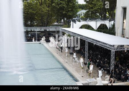 Models präsentieren die Kreationen von Rick Owens während der Frühjahr/Sommer Ready-to-Wear Kollektion Fashion Show 2018 in Paris am 28. September 2017. (Foto von Nataliya Petrova/NurPhoto) Stockfoto