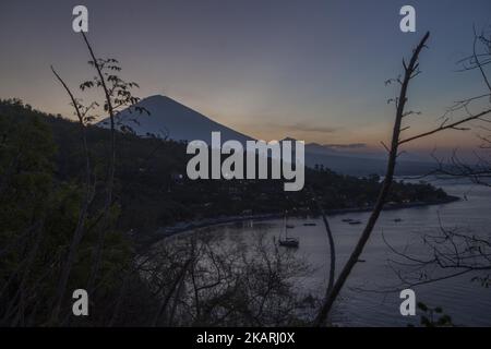 Mount Agung vom Amed Beach in Bali, Indonesien, am 28. September 2017. Die seismische Aktivität unterhalb des Mount Agung hat in den letzten Wochen mit Hunderten von Zittern jeden Tag zu einer Zunahme geführt. Über das Wochenende ist eine Rauchwolke aus dem Krater aufgestiegen. Mehr als 134,000 Menschen sind aus dem Gebiet um den Krater geflohen, und die Alarmstufe wurde am 22.. September auf den höchsten Stand angehoben. (Foto von Agoes Rudianto/NurPhoto) Stockfoto