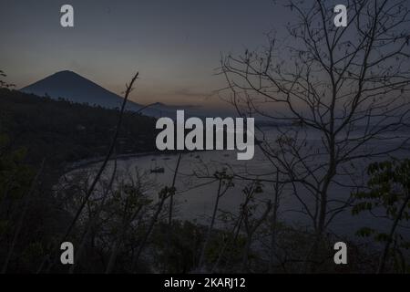 Mount Agung vom Amed Beach in Bali, Indonesien, am 28. September 2017. Die seismische Aktivität unterhalb des Mount Agung hat in den letzten Wochen mit Hunderten von Zittern jeden Tag zu einer Zunahme geführt. Über das Wochenende ist eine Rauchwolke aus dem Krater aufgestiegen. Mehr als 134,000 Menschen sind aus dem Gebiet um den Krater geflohen, und die Alarmstufe wurde am 22.. September auf den höchsten Stand angehoben. (Foto von Agoes Rudianto/NurPhoto) Stockfoto