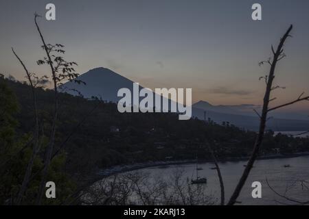 Mount Agung vom Amed Beach in Bali, Indonesien, am 28. September 2017. Die seismische Aktivität unterhalb des Mount Agung hat in den letzten Wochen mit Hunderten von Zittern jeden Tag zu einer Zunahme geführt. Über das Wochenende ist eine Rauchwolke aus dem Krater aufgestiegen. Mehr als 134,000 Menschen sind aus dem Gebiet um den Krater geflohen, und die Alarmstufe wurde am 22.. September auf den höchsten Stand angehoben. (Foto von Agoes Rudianto/NurPhoto) Stockfoto