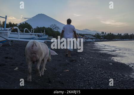 Mount Agung vom Amed Beach in Bali, Indonesien, am 28. September 2017. Die seismische Aktivität unterhalb des Mount Agung hat in den letzten Wochen mit Hunderten von Zittern jeden Tag zu einer Zunahme geführt. Über das Wochenende ist eine Rauchwolke aus dem Krater aufgestiegen. Mehr als 134,000 Menschen sind aus dem Gebiet um den Krater geflohen, und die Alarmstufe wurde am 22.. September auf den höchsten Stand angehoben. (Foto von Agoes Rudianto/NurPhoto) Stockfoto