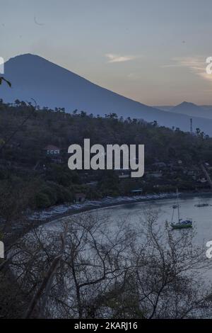 Mount Agung vom Amed Beach in Bali, Indonesien, am 28. September 2017. Die seismische Aktivität unterhalb des Mount Agung hat in den letzten Wochen mit Hunderten von Zittern jeden Tag zu einer Zunahme geführt. Über das Wochenende ist eine Rauchwolke aus dem Krater aufgestiegen. Mehr als 134,000 Menschen sind aus dem Gebiet um den Krater geflohen, und die Alarmstufe wurde am 22.. September auf den höchsten Stand angehoben. (Foto von Agoes Rudianto/NurPhoto) Stockfoto