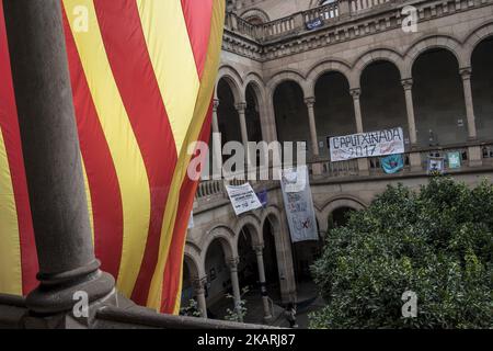 Wenige Tage vor dem verbotenen Referendum der spanischen Regierung organisieren Studenten der Universität Barcelona die wichtigsten Veranstaltungen, um die Worte "zum Abstimmen" zu verbreiten. Studenten versammeln sich, um während eines Streiks von Studenten am 28. September 2017 in Barcelona, Spanien, gegen die Position der spanischen Regierung zu demonstrieren, das Selbstbestimmungsreferendum Kataloniens zu verbieten. Die katalanische Regierung hält an ihrem Plan fest, am 1. Oktober ein Referendum abzuhalten, das von der spanischen Regierung in Madrid als illegal eingestuft wurde. (Foto von Guillaume Pinon/NurPho Stockfoto