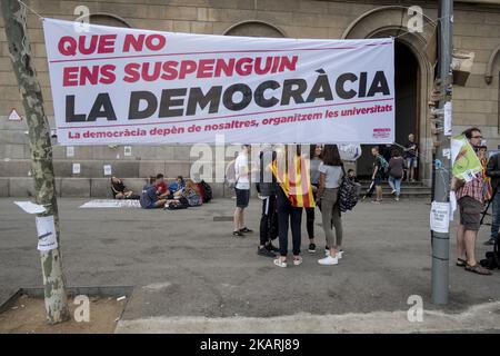 Wenige Tage vor dem verbotenen Referendum der spanischen Regierung organisieren Studenten der Universität Barcelona die wichtigsten Veranstaltungen, um die Worte "zum Abstimmen" zu verbreiten. Studenten versammeln sich, um während eines Streiks von Studenten am 28. September 2017 in Barcelona, Spanien, gegen die Position der spanischen Regierung zu demonstrieren, das Selbstbestimmungsreferendum Kataloniens zu verbieten. Die katalanische Regierung hält an ihrem Plan fest, am 1. Oktober ein Referendum abzuhalten, das von der spanischen Regierung in Madrid als illegal eingestuft wurde. (Foto von Guillaume Pinon/NurPho Stockfoto