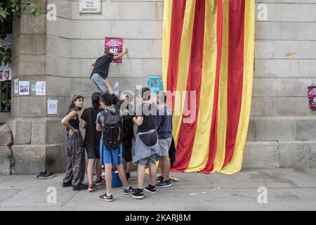 Wenige Tage vor dem verbotenen Referendum der spanischen Regierung organisieren Studenten der Universität Barcelona die wichtigsten Veranstaltungen, um die Worte "zum Abstimmen" zu verbreiten. Studenten versammeln sich, um während eines Streiks von Studenten am 28. September 2017 in Barcelona, Spanien, gegen die Position der spanischen Regierung zu demonstrieren, das Selbstbestimmungsreferendum Kataloniens zu verbieten. Die katalanische Regierung hält an ihrem Plan fest, am 1. Oktober ein Referendum abzuhalten, das von der spanischen Regierung in Madrid als illegal eingestuft wurde. (Foto von Guillaume Pinon/NurPho Stockfoto