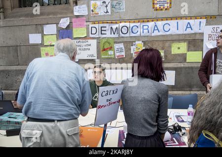 Wenige Tage vor dem verbotenen Referendum der spanischen Regierung organisieren Studenten der Universität Barcelona die wichtigsten Veranstaltungen, um die Worte "zum Abstimmen" zu verbreiten. Studenten versammeln sich, um während eines Streiks von Studenten am 28. September 2017 in Barcelona, Spanien, gegen die Position der spanischen Regierung zu demonstrieren, das Selbstbestimmungsreferendum Kataloniens zu verbieten. Die katalanische Regierung hält an ihrem Plan fest, am 1. Oktober ein Referendum abzuhalten, das von der spanischen Regierung in Madrid als illegal eingestuft wurde. (Foto von Guillaume Pinon/NurPho Stockfoto