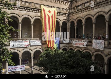 Wenige Tage vor dem verbotenen Referendum der spanischen Regierung organisieren Studenten der Universität Barcelona die wichtigsten Veranstaltungen, um die Worte "zum Abstimmen" zu verbreiten. Studenten versammeln sich, um während eines Streiks von Studenten am 28. September 2017 in Barcelona, Spanien, gegen die Position der spanischen Regierung zu demonstrieren, das Selbstbestimmungsreferendum Kataloniens zu verbieten. Die katalanische Regierung hält an ihrem Plan fest, am 1. Oktober ein Referendum abzuhalten, das von der spanischen Regierung in Madrid als illegal eingestuft wurde. (Foto von Guillaume Pinon/NurPho Stockfoto