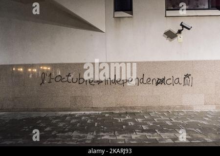 Wenige Tage vor dem verbotenen Referendum der spanischen Regierung organisieren Studenten der Universität Barcelona die wichtigsten Veranstaltungen, um die Worte "zum Abstimmen" zu verbreiten. Studenten versammeln sich, um während eines Streiks von Studenten am 28. September 2017 in Barcelona, Spanien, gegen die Position der spanischen Regierung zu demonstrieren, das Selbstbestimmungsreferendum Kataloniens zu verbieten. Die katalanische Regierung hält an ihrem Plan fest, am 1. Oktober ein Referendum abzuhalten, das von der spanischen Regierung in Madrid als illegal eingestuft wurde. (Foto von Guillaume Pinon/NurPho Stockfoto