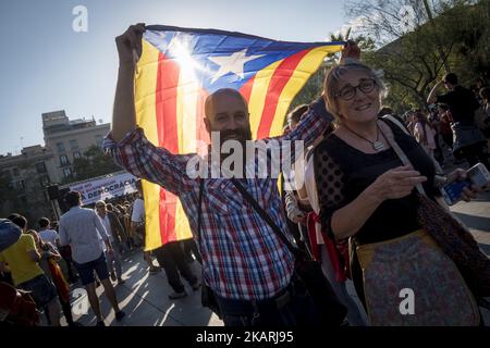 Wenige Tage vor dem verbotenen Referendum der spanischen Regierung organisieren Studenten der Universität Barcelona die wichtigsten Veranstaltungen, um die Worte "zum Abstimmen" zu verbreiten. Studenten versammeln sich, um während eines Streiks von Studenten am 28. September 2017 in Barcelona, Spanien, gegen die Position der spanischen Regierung zu demonstrieren, das Selbstbestimmungsreferendum Kataloniens zu verbieten. Die katalanische Regierung hält an ihrem Plan fest, am 1. Oktober ein Referendum abzuhalten, das von der spanischen Regierung in Madrid als illegal eingestuft wurde. (Foto von Guillaume Pinon/NurPho Stockfoto