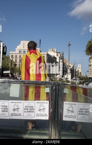 Wenige Tage vor dem verbotenen Referendum der spanischen Regierung organisieren Studenten der Universität Barcelona die wichtigsten Veranstaltungen, um die Worte "zum Abstimmen" zu verbreiten. Studenten versammeln sich, um während eines Streiks von Studenten am 28. September 2017 in Barcelona, Spanien, gegen die Position der spanischen Regierung zu demonstrieren, das Selbstbestimmungsreferendum Kataloniens zu verbieten. Die katalanische Regierung hält an ihrem Plan fest, am 1. Oktober ein Referendum abzuhalten, das von der spanischen Regierung in Madrid als illegal eingestuft wurde. (Foto von Guillaume Pinon/NurPho Stockfoto