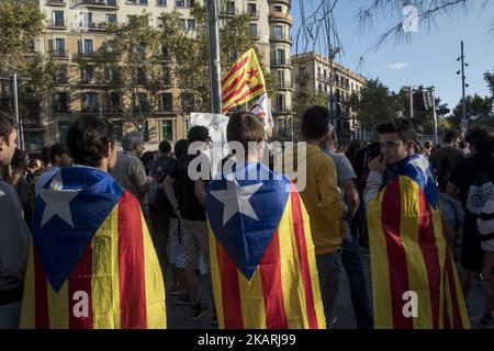 Wenige Tage vor dem verbotenen Referendum der spanischen Regierung organisieren Studenten der Universität Barcelona die wichtigsten Veranstaltungen, um die Worte "zum Abstimmen" zu verbreiten. Studenten versammeln sich, um während eines Streiks von Studenten am 28. September 2017 in Barcelona, Spanien, gegen die Position der spanischen Regierung zu demonstrieren, das Selbstbestimmungsreferendum Kataloniens zu verbieten. Die katalanische Regierung hält an ihrem Plan fest, am 1. Oktober ein Referendum abzuhalten, das von der spanischen Regierung in Madrid als illegal eingestuft wurde. (Foto von Guillaume Pinon/NurPho Stockfoto