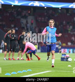 Atletico Madrids französischer Stürmer Antoine Griezmann erwärmt sich mit seinen Teamkollegen vor dem UEFA Champions League-Fußballspiel der Gruppe C Club Atletico de Madrid gegen den FC Chelsea am 27. September 2017 im Metropolitan-Stadion in Madrid. (Foto von Ahmad Mora/NurPhoto) Stockfoto