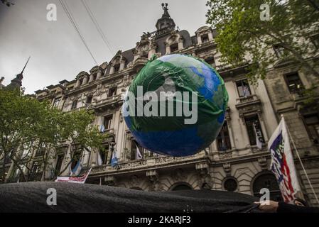 Am 29. September 2017 marschierten Frauenhaushälter von der Plaza de Mayo zum Kongress in Buenos Aires, Argentinien, unter dem Motto "legale, sichere und freie Abtreibung". Darüber hinaus wurde versucht, die geschlechtsspezifische Gewalt, der Frauen, Lesben und Trans ausgesetzt sind, sichtbar zu machen; Die verschiedenen Situationen der Verletzung des Rechts auf reproduktive Gesundheit und die Forderung nach der Debatte und Genehmigung des Gesetzentwurfs über die freiwillige Unterbrechung der Schwangerschaft, der von der Nationalen Kampagne für das Recht auf legale, sichere und kostenlose Abtreibung zum sechsten Mal im Kongress vorgestellt wurde. (Foto von Matias Jovet/NurPhoto) Stockfoto